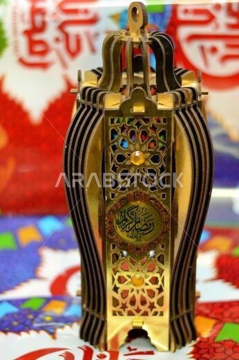 ترجمة نص عربي (رمضان كريم، رمضان كريم سعيد)، مع زينة احتفالية، فانوس رمضان، احتفال بالصيام