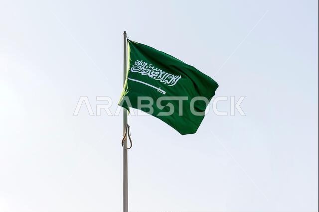 علم المملكة العربية السعودية على خلفية السماء الزرقاء علم المملكة العربية السعودية على خلفية السماء الزرقاء