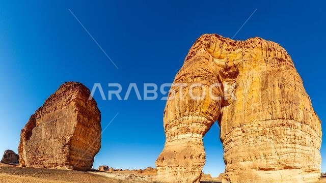 صخور ضخمة من الحجر الرملي، تشكلت بفعل التعرية، تقف شامخة في صحراء العلا، المملكة العربية السعودية