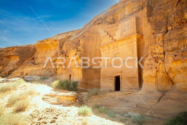 مقابر الأنباط القديمة في جبل الأحمر المنحوتة في الصخر، مدائن صالح، العلا، المملكة العربية السعودية