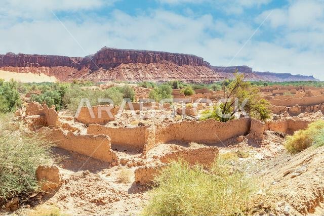شوارع مدينة العلا القديمة المدمرة مع خلفية صخرية، المملكة العربية السعودية