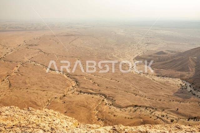 منظر بانورامي للأراضي القاحلة في صحراء نجد من جبل طويق، الرياض، المملكة العربية السعودية