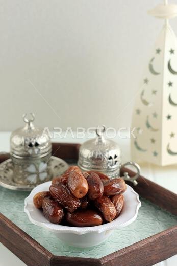 التمر المجفف وثمار النخيل لرمضان (تكجيل)