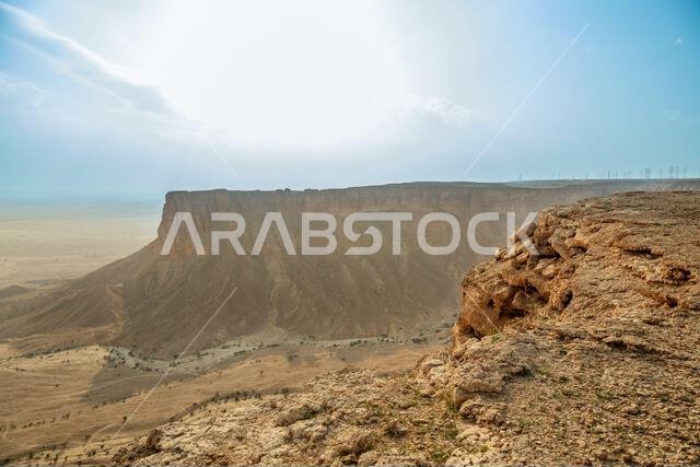 جبال جبل طويق، مع صحراء قاحلة أسفلها، منظر بانورامي، الرياض، المملكة العربية السعودية