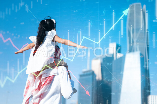 صورة من الخلف لرجل عربي خليجي سعودي يحمل ابنته على ظهره ويتجه نحو مركز الملك عبد الله المالي (كافد)، رسومات بيانية بتقنية الهولوجرام ثلاثية الأبعاد، الرسم البياني المالي، خلفية لابراج مركز الملك عبد الله المالي (كافد) بالرياض