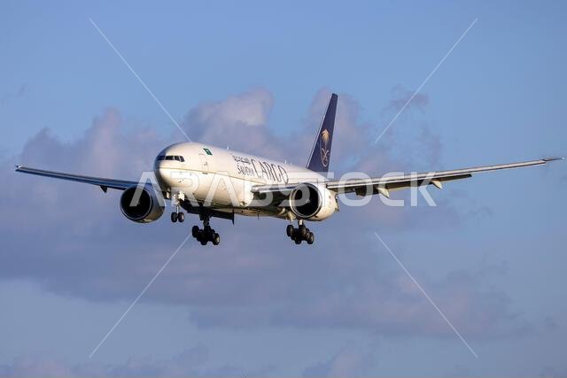 الخطوط السعودية - طائرة الشحن بوينغ 777-FFG (رقم التسجيل: HZ-AK71) التابعة للخطوط الجوية السعودية تصل مباشرة من المملكة العربية السعودية. الخطوط السعودية - طائرة الشحن بوينغ 777-FFG (رقم التسجيل: HZ-AK71) التابعة للخطوط الجوية السعودية تصل مباشرة من المملكة العربية السعودية.