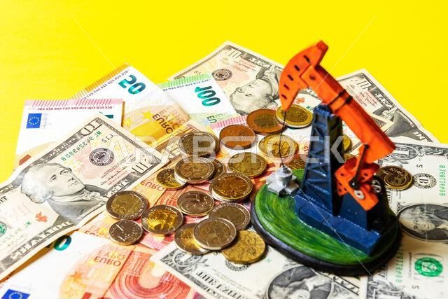 مفهوم سعر النفط الخام والطلب العالمي على النفط، ومنصة النفط أو مضخة النفط على اليورو والدولار الأمريكي والعملات المعدنية من فئة سنت واحد.