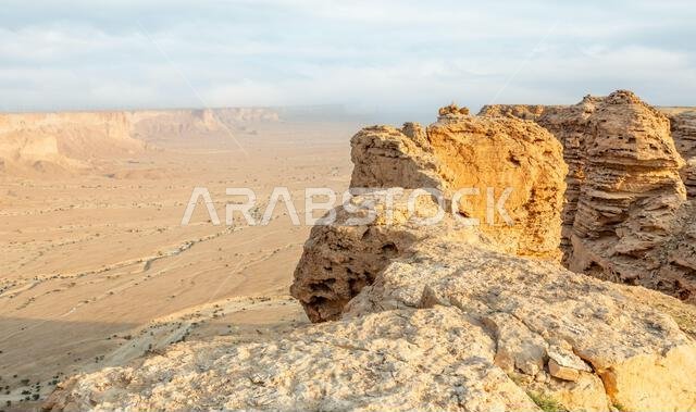 جبال جبل طويق، مع منظر صحراوي أسفلها، الرياض، المملكة العربية السعودية