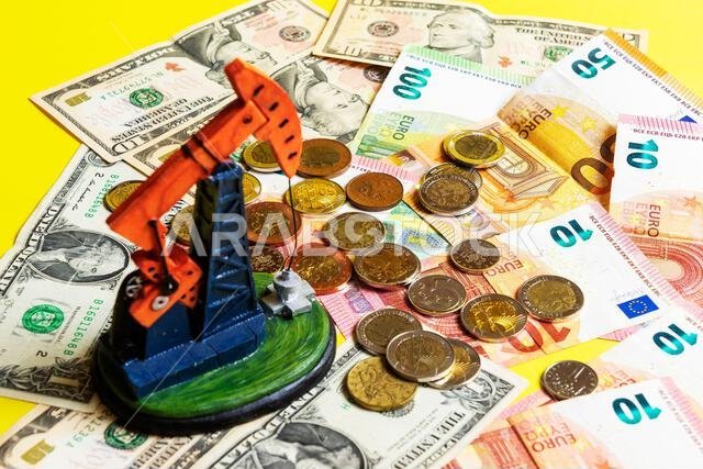 مفهوم سعر النفط الخام والطلب العالمي على النفط، ومنصة النفط أو مضخة النفط على اليورو والدولار الأمريكي والعملات المعدنية من فئة سنت واحد. مفهوم سعر النفط الخام والطلب العالمي على النفط، ومنصة النفط أو مضخة النفط على اليورو والدولار الأمريكي والعملات المعدنية من فئة سنت واحد.