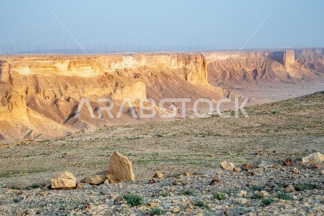 جبال جبل طويق، مع منظر صحراوي أسفلها، الرياض، المملكة العربية السعودية
