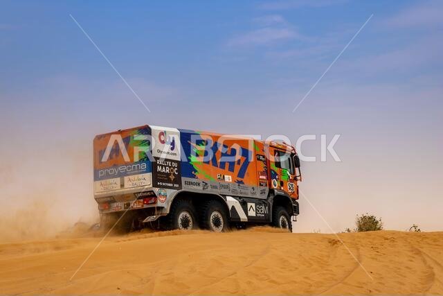 هوريملا، المملكة العربية السعودية - 7 يناير 2021: شاحنة سباق MAN التابعة لفريق KH7 Epsilon وهي تتسلق كثيبًا رمليًا خلال رالي داكار.