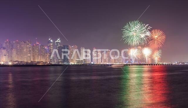 الإمارات العربية المتحدة، دبي، 2 ديسمبر 2016، منظر لهياكل دبي مارينا من نخلة جميرا