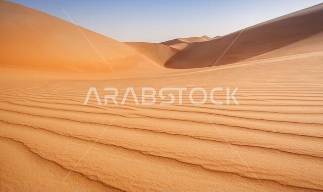 أنماط الرمال التي تم التقاطها في الصحراء الكبرى في الإمارات العربية المتحدة خلال يوم مشمس جميل