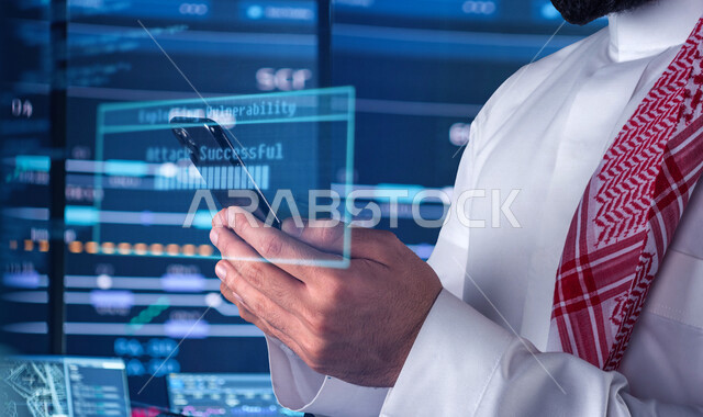 رجل عربي خليجي سعودي يستخدم هاتفه المحمول، التعرض للإختراق والهجمات الالكترونية، الاختراق الأمني، اختراق حماية وأمن وخصوصية المستخدمين، الجرائم الالكترونية، حماية الهاتف المحمول من الاختراق