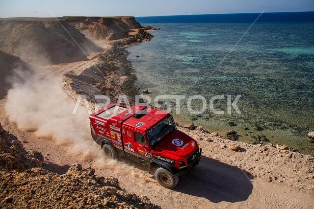 نيوم، المملكة العربية السعودية. ١٢ يناير ٢٠٢١. #٥٠٥ فيشنوسكي أليكسي (يسار)، نوفيكاو ماكسيم (يسار)، ساشوك سيرغي (يسار)، ماز، ماز-سبورت أوتو، شاحنة، خلال المرحلة التاسعة من رالي داكار ٢٠٢١ بين نيوم ونيوم، في المملكة العربية السعودية في ١٢ يناير ٢٠٢١ - صورة جوليان ديلفوس/DPPI/LM. حقوق الصورة: Gruppo Editoriale LiveMedia/Alamy Live News