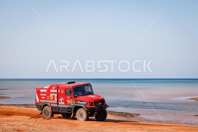 نيوم، المملكة العربية السعودية. ١٢ يناير ٢٠٢١. ٥٠٥ فيشنوسكي أليكسي (يسار)، نوفيكاو ماكسيم (يسار)، ساشوك سيرغي (يسار)، ماز، ماز-سبورت أوتو، شاحنة، خلال المرحلة التاسعة من رالي داكار ٢٠٢١ بين نيوم ونيوم، في المملكة العربية السعودية في ١ يناير ٢٠١٢ - صورة مجانية Floc'h/DPPI/LM. حقوق الصورة: Gruppo Editoriale LiveMedia/Alamy Live News