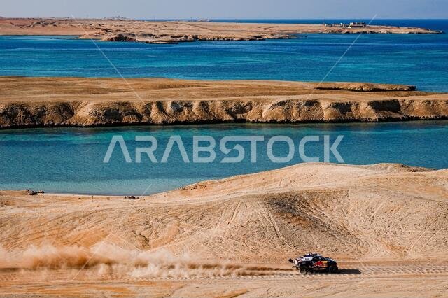 نيوم، المملكة العربية السعودية. ١٢ يناير ٢٠٢١. #٣٠٠ ساينز كارلوس (إسبانيا)، كروز لوكاس (إسبانيا)، ميني، فريق إكس-ريد ميني جيه سي دبليو، سيارة، خلال المرحلة التاسعة من رالي داكار ٢٠٢١ بين نيوم ونيوم، في المملكة العربية السعودية بتاريخ ١٢ يناير ٢٠٢١ - صورة إريك فارغيولو/DPPI/LM. حقوق الصورة: Gruppo Editoriale LiveMedia/Alamy Live News