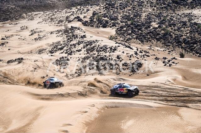 300 Sainz Carlos (esp), Cruz Lucas (esp), Mini, X-Raid Mini JCW Team, Auto, 302 Peterhansel Stephane (fra), Boulanger Edouard (fra), Mini, X-Raid Mini JCQ Team, Auto, action during the 12th stage of the Dakar 2021 between Yanbu and Jeddah, in Saudi Arabia on January 15, 2021 - Photo Eric Vargiolu / DPPI / LM