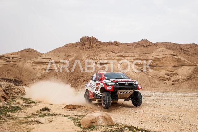 Buraydah, Saudi Arabia. 07th Jan, 2021. 332 Lategan Henk (zaf), Cummings Brett (zaf), Toyota, Toyota Gazoo Racing, Auto, action during the 5th stage of the Dakar 2021 between Riyadh and Buraydah, in Saudi Arabia on January 7, 2021 - Photo Frederic Le Floc'h/DPPI/LM Credit: Gruppo Editoriale LiveMedia/Alamy Live News