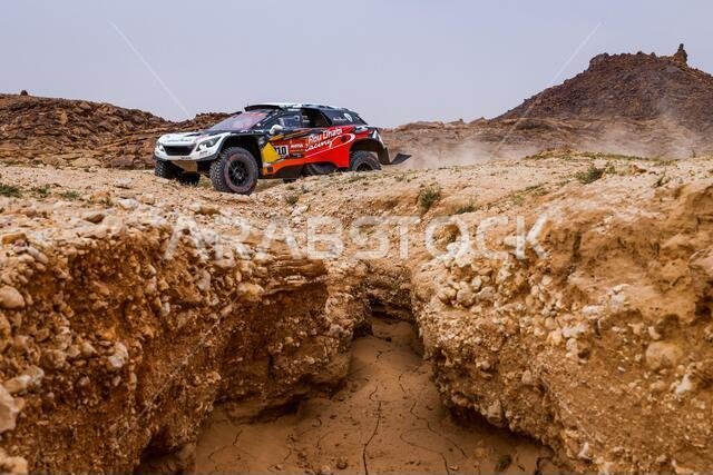 بريدة، المملكة العربية السعودية. 7 يناير 2021. 310 الشيخ خالد القاسمي (يمين)، بانسيري كزافييه (فرنسي)، بيجو، بي إتش سبورت، أبوظبي ريسينغ، أوتو، خلال المرحلة الخامسة من رالي داكار 2021 بين الرياض وبريدة، في المملكة العربية السعودية بتاريخ 7 يناير 2021 - حقوق الصورة: فلورين غود/إل إم لايف ميديا/مجموعة ألامي لايف نيوز التحريرية