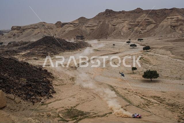 بريدة، المملكة العربية السعودية. 7 يناير 2021. #301 العطية ناصر (قطر)، بوميل ماثيو (فرنسا)، تويوتا، فريق تويوتا غازو للسباقات، خلال المرحلة الخامسة من رالي داكار 2021 بين الرياض والقيسومة، في المملكة العربية السعودية بتاريخ 7 يناير 2021 - صورة إريك فارغيولو/DPPI/LM، حقوق الصورة: Gruppo Editoriale LiveMedia/Alamy Live News