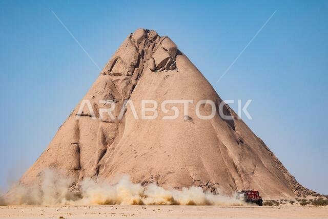502 فيازوفيتش سيرغي (يسار)، هارانين بافيل (يسار)، زاباروشانكا أنطون (يسار)، ماز، ماز-سبورت أوتو، شاحنة، خلال المرحلة الرابعة من رالي داكار 2021 بين وادي الدواسر والرياض، في المملكة العربية السعودية، بتاريخ 6 يناير 2021 - صورة فلورنت غودن / DPPI / LM