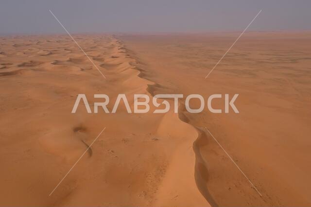 بريدة، المملكة العربية السعودية. 7 يناير 2021. مشهد طبيعي خلال المرحلة الخامسة من رالي داكار 2021 بين الرياض والقيسومة، في المملكة العربية السعودية بتاريخ 7 يناير 2021 - صورة إريك فارغيولو/DPPI/LM. حقوق الصورة: Gruppo Editoriale LiveMedia/Alamy Live News