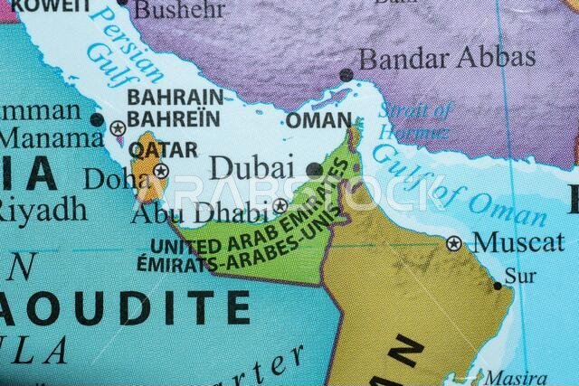 ١٢ أكتوبر ٢٠٢٠، دبي، الإمارات العربية المتحدة - خريطة ملونة لدولة الإمارات العربية المتحدة (دبي) ومسقط، عمان، عن قرب في الشرق الأوسط على الخليج باللغتين الإنجليزية والفرنسية
