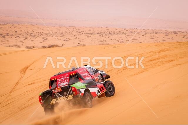 303 الراجحي يزيد (يسار)، فون زيتزويتز ديرك (ثاني)، تويوتا، أوفر درايف تويوتا، أوتو، خلال المرحلة السابعة من رالي داكار 2021 بين حائل وسكاكا، في المملكة العربية السعودية بتاريخ 10 يناير 2021 - صورة فريدريك فلوك إل إم / دي بي بي آي
