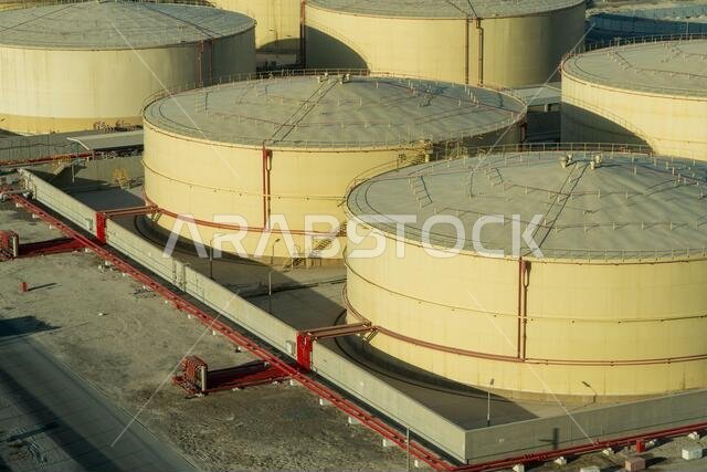 حاويات المياه والغاز في الشرق الأوسط على طول الساحل لمفاهيم الغاز والمياه والنفط. منطقة صناعية.