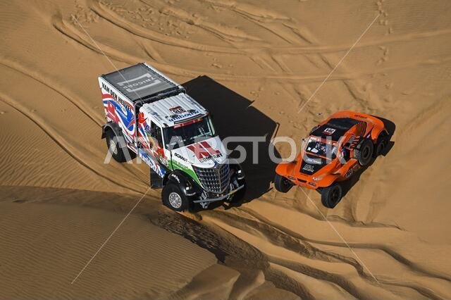 #519 Van den Heuvel Maurik (nld), Van Oort Wilko (nld), Van Rooij Martijn (nld), International, Dakarspeed, Camion, Truck, action#364 Imschoot Erwin (bel), Imschoot Oliver (bel), Optimus, MD Rally Sport, Motul, Auto, action during the 2nd stage of the Dakar 2021 between Bisha and Wadi Al Dawasir, in Saudi Arabia on January 4, 2021 - Photo Eric Vargiolu / DPPI / LM