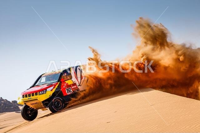 #352 تشانغ غويو (صيني)، شا هي (صيني)، بايك، بايك أو آر في، سيارة، خلال المرحلة الثانية من رالي داكار 2021 بين بيشا ووادي الدواسر، في المملكة العربية السعودية في 4 يناير 2021 - صورة فريدريك لو فلوك / DPPI / LM