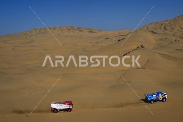 Bisha, Saudi Arabia. 04th Jan, 2021. #508 Sugawara Teruhito (jpn), Somemiya Hirokazu (jpn), Mochizuki Yuji (jpn), Hino, Hino Team Sugawara, Camion, Truck, #501 Shibalov Anton (rus), Nikitin Dmitrii (rus), Tatarinov Ivan (rus), Kamaz, Kamaz - Master, Camion, Truck, action during the 2nd stage of the Dakar 2021 between Bisha and Wadi Al Dawasir, in Saudi Arabia on January 4, 2021 - Photo Eric Vargiolu/DPPI/LM Credit: Gruppo Editoriale LiveMedia/Alamy Live News