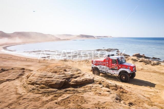 نيوم، المملكة العربية السعودية. ١٢ يناير ٢٠٢١. ٥٠٤ لوبرايس أليس (جمهورية التشيك)، بوكورا بيتر (جمهورية التشيك)، الكندي خالد (جمهورية العُرف)، براغا، إنستافوركس لوبرايس براغا، شاحنة، خلال المرحلة التاسعة من رالي داكار ٢٠٢١ بين نيوم ونيوم، في المملكة العربية السعودية في ١٢ يناير ٢٠٢١ - صورة أنتونين فنسنت/DPPI/LM. حقوق الصورة: Gruppo Editoriale LiveMedia/Alamy Live News