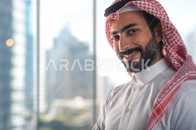 رجل عربي سعودي خليجي يرتدي الزي السعودي، النظر الى المستقبل، تطوير الشركات والمشاريع، التجاره الإلكترونيه، إنجاز مهام العمل، شركة سعوديه بكفاءه عاليه, رؤيه مستقبليه , رؤية 2030