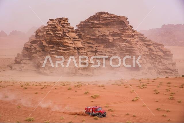 العلا، المملكة العربية السعودية. ١٣ يناير ٢٠٢١. ٥٠٥ فيشنوسكي أليكسي (يسار)، نوفيكاو ماكسيم (يسار)، ساشوك سيرغي (يسار)، ماز، ماز-سبورت أوتو، شاحنة، خلال المرحلة العاشرة من رالي داكار ٢٠٢١ بين نيوم والعلا، في المملكة العربية السعودية في ١٣ يناير ٢٠٢١ - صورة أنتونين فينسنت/DPPI/LM. حقوق الصورة: Gruppo Editoriale LiveMedia/Alamy Live News