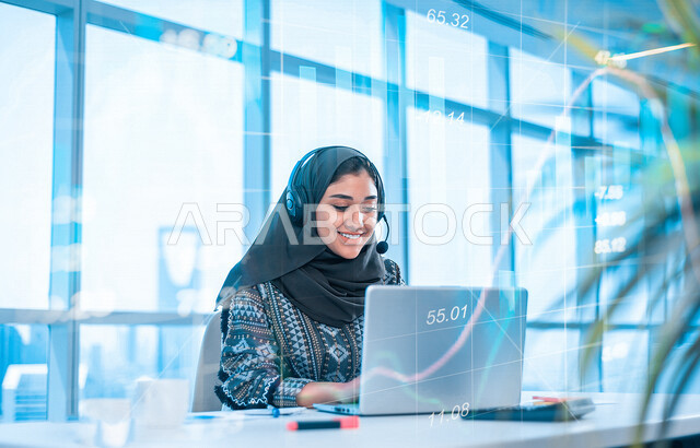 إمراه عربيه سعوديه خليجيه ترتدي سماعة الرأس,  العمل في خدمة العملاء في شركه, استعلامات واستفسارات, الاجابه على اسئلة العملاء, اجراء اتصال فيديو من خلال الحاسوب , عقد اجتماع عمل عبر الانترنت, متابعة وتطوير العمل, خلفيات هولوجراميه ثلاثية الابعاد