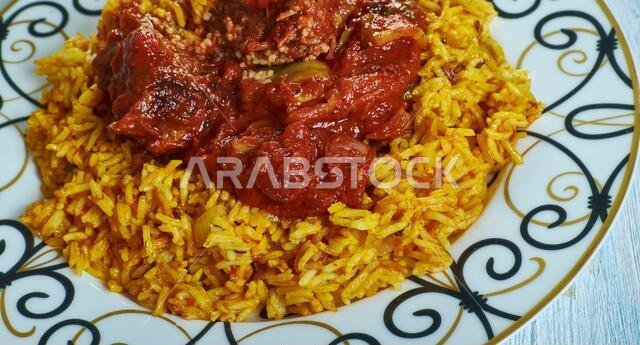 مكبوس لحم - الطبق الوطني للكويت، وهو عبارة عن مزيج من أرز بسمتي ولحم مع خليط من البصل المقلي والزبيب.