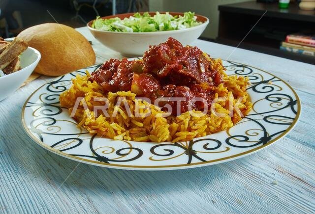 مكبوس لحم - الطبق الوطني للكويت، وهو عبارة عن مزيج من أرز بسمتي ولحم مع خليط من البصل المقلي والزبيب.