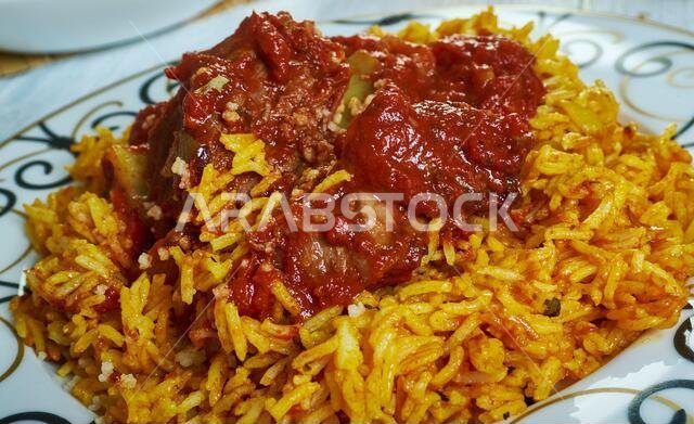 مكبوس لحم - الطبق الوطني للكويت، وهو عبارة عن مزيج من أرز بسمتي ولحم مع خليط من البصل المقلي والزبيب.