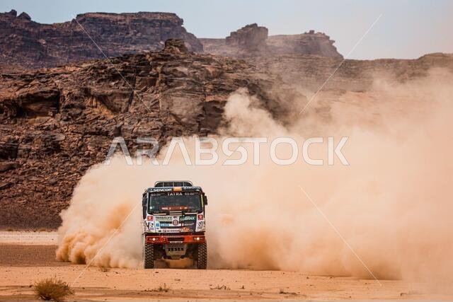 العلا، المملكة العربية السعودية. ١٣ يناير ٢٠٢١. ٥١٧ كاسالي إغناسيو (بطل)، ليون ألفارو (بطل)، هوفمان ديفيد (جمهورية التشيك)، تاترا، فريق تاترا باغيرا للسباقات، شاحنة، خلال المرحلة العاشرة من رالي داكار ٢٠٢١ بين نيوم والعلا، في المملكة العربية السعودية بتاريخ ١٣ يناير ٢٠٢١ - صورة فلورنت غودن/DPPI/LM. حقوق الصورة: Gruppo Editoriale LiveMedia/Alamy Live News