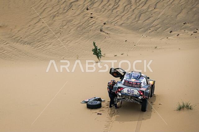 Yanbu, Saudi Arabia. 14th Jan 2021. #302 Peterhansel Stephane (fra), Boulanger Edouard (fra), Mini, X-Raid Mini JCQ Team, Auto, puncture during the 11th stage of the Dakar 2021 between Al-aUla and Yanbu, in Saudi Arabia on January 14, 2021 - Photo Eric Vargiolu / DPPI / LM Credit: Gruppo Editoriale LiveMedia/Alamy Live News