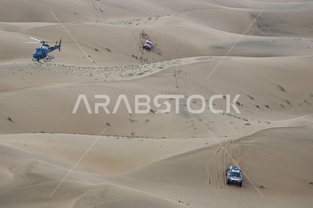 Yanbu, Saudi Arabia. 14th Jan 2021. #302 Peterhansel Stephane (fra), Boulanger Edouard (fra), Mini, X-Raid Mini JCQ Team, Auto, #301 Al-Attiyah Nasser (qat), Baumel Matthieu (fra), Toyota, Toyota Gazoo Racing, Auto, action during the 11th stage of the Dakar 2021 between Al-aUla and Yanbu, in Saudi Arabia on January 14, 2021 - Photo Eric Vargiolu / DPPI / LM Credit: Gruppo Editoriale LiveMedia/Alamy Live News