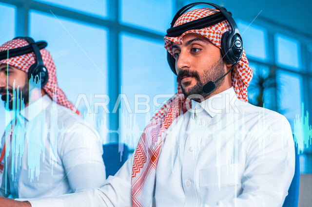 رجل عربي سعودي خليجي يرتدي سماعة الرأس,  يعمل في خدمة العملاء في شركه, استعلامات واستفسارات, الاجابه على اسئلة العملاء, اجراء اتصال فيديو من خلال الحاسوب , عقد اجتماع عمل عبر الانترنت, متابعة وتطوير العمل, خلفيات هولوجراميه ثلاثية الابعاد