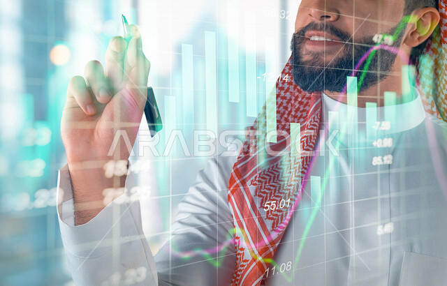 رجل عربي سعودي خليجي يرتدي الزي السعودي يرسم بالقلم رسوم بيانية إحصائية للبورصة المالية بتقنية الهولوجرام ثلاثية الأبعاد، تطوير الشركات والمشاريع الاقتصادية، التجاره الإلكترونيه، متابعة الأسهم، الإستثمار المالي, رؤيه مستقبليه , رؤية 2030