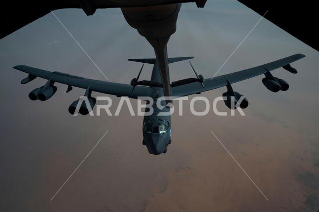 الخليج العربي، المملكة العربية السعودية. ٢٧ يناير ٢٠٢١. تستعد قاذفة استراتيجية من طراز بي-٥٢ ستراتوفورتريس تابعة لسلاح الجو الأمريكي، من الجناح الثاني للقاذفات، للتزود بالوقود من طائرة كي سي-١٣٥ ستراتوتانكر خلال مهمة قصيرة في الشرق الأوسط فوق الخليج العربي في ٢٧ يناير ٢٠٢١. حقوق الصورة: بلانيت بيكس/ألامي لايف نيوز