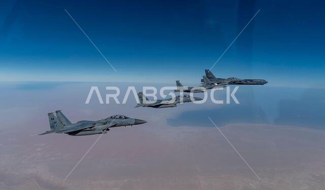الخليج العربي، المملكة العربية السعودية. ٢٧ يناير ٢٠٢١. قاذفة استراتيجية من طراز بي-٥٢ ستراتوفورتريس تابعة لسلاح الجو الأمريكي، من الجناح الثاني للقاذفات، تحلق برفقة طائرات مقاتلة من طراز إف-١٥ إس إيه تابعة لسلاح الجو الملكي السعودي، خلال مهمة قصيرة الأمد في الشرق الأوسط، في ٢٧ يناير ٢٠٢١ فوق الخليج العربي. حقوق الصورة: بلانيت بيكس/ألامي لايف نيوز