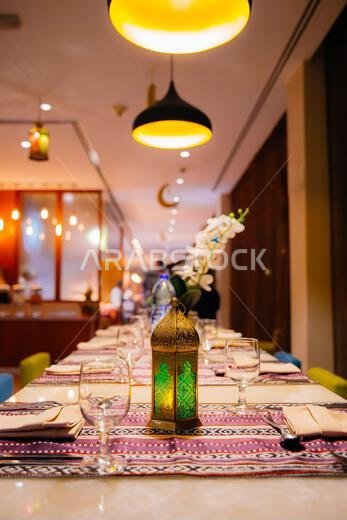 إعداد مائدة إفطار رمضان على الطراز العربي في أحد المطاعم