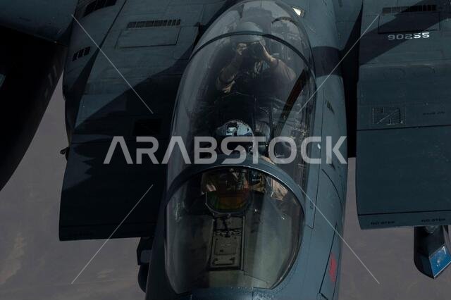 الخليج العربي، المملكة العربية السعودية. ٢٧ يناير ٢٠٢١. طائرة مقاتلة من طراز إف-١٥ إي سترايك إيجل تابعة لسلاح الجو الأمريكي تتزود بالوقود من طائرة كي سي-١٣٥ ستراتوتانكر خلال مهمة قصيرة في الشرق الأوسط فوق الخليج العربي في ٢٧ يناير ٢٠٢. وتقوم الطائرة بمرافقة قاذفات بي-٥٢ ستراتوفورتريس الاستراتيجية التابعة للجناح الثاني للقاذفات. حقوق الصورة: بلانيت بيكس/ألامي لايف نيوز