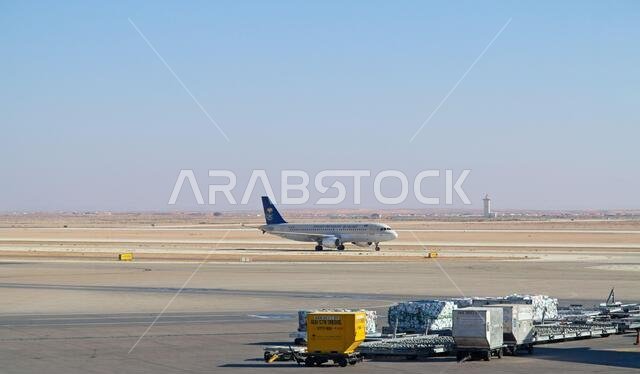 الرياض - 1 مارس: طائرات تستعد للإقلاع من مطار الملك خالد الدولي بالرياض في 1 مارس 2016، في الرياض، المملكة العربية السعودية. مطار الرياض هو الميناء الرئيسي لشركة طيران المملكة المتحدة.